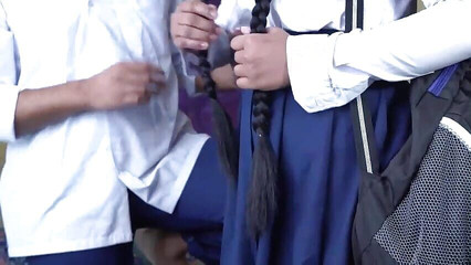 वह अपने पति के साथ युवा बड़े डिक को चोदने का आनंद लेती है