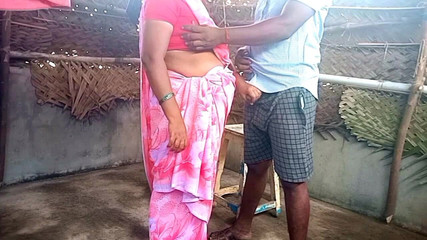 युवा लड़के में भारतीय साड़ी स्टेपाउंटी बहुत गर्म बकवास