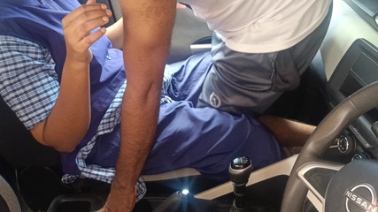 वर्दी कॉलेज लड़की सौतेले पिता के साथ कार में सेक्स भाग 3