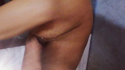 भारतीय अभिनेत्री मिया रात में नहाती हुई