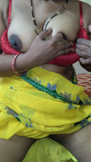 देसी सेक्सी सौतेली बहन घर में अकेली फिंगरिंग