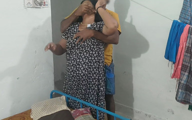 मैंने एंडी की नाइटी के अंदर हाथ डाला और उसके स्तनों की मालिश की और उसके साथ सेक्स किया