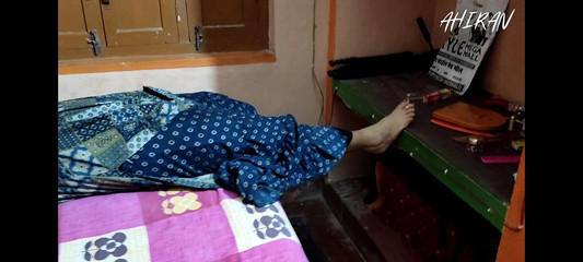 बिस्तर में उसके पति द्वारा दबाये गये अच्छे स्तन।