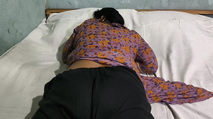 मैंने अपने पड़ोसी को गले लगाया और मैंने उसकी गांड मारना शुरू कर दिया