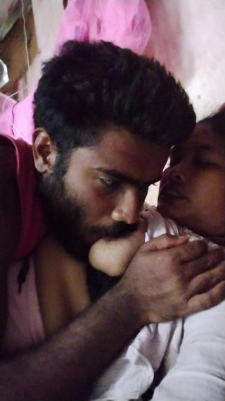 विशाल स्तन वाली भारतीय माँ साड़ी चोली उतारकर देवर जी के साथ चुदाई करती है