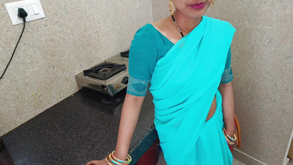 भारतीय गाँव की भाभी और देवर पहली बार गांड मरवाते समय कराह रहे थे।