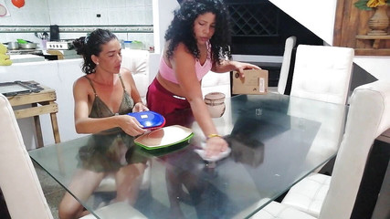 मैं अपनी सौतेली बहन को डाइनिंग रूम साफ़ करने में मदद करता हूँ और हम अंत में उसके ऊपर चुदाई करते हैं