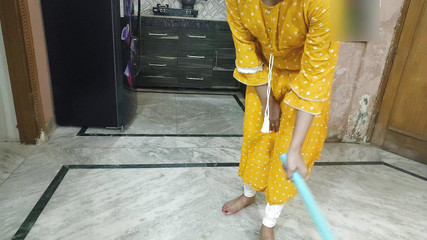 हॉट नौकरानी अपने मलिक के सामने सूट पहनती है और डिक चूसती है और जोरदार गांड चोदती है