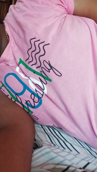 मल्लू तमिल लड़की खुद का आनंद ले रही है और बालों वाले पैर दिखा रही है