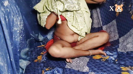 सौतेली बहन के लिए एक पोशाक लाना