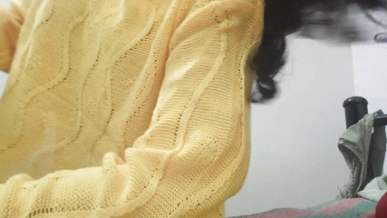 देसी लड़की अपने स्तन दिखा रही है और हस्तमैथुन नहीं कर रही है।