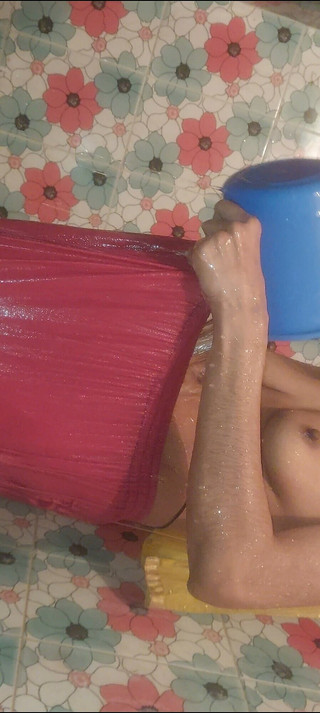 देसी हॉटेस्ट और कामुक साथी ने अपने बाथरूम में स्नान किया