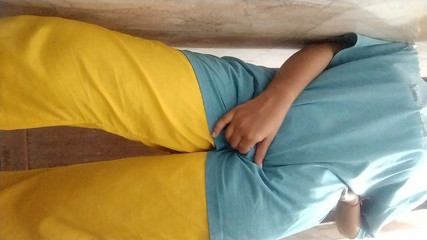 हॉट भारतीय किशोर लड़की अपना शरीर दिखाती है