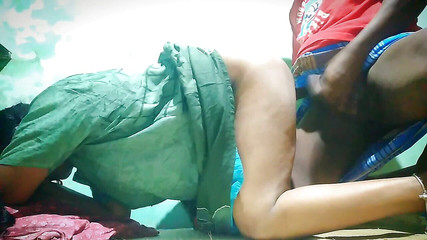 देसी पत्नी और पति दोस्त के साथ घर पर सेक्स