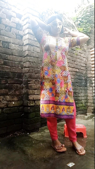 खुले बाथरूम में देसी कामुक सेक्सी बहनों का शावर दृश्य। वासना लड़की अखी स्नान दृश्य और पेशाब