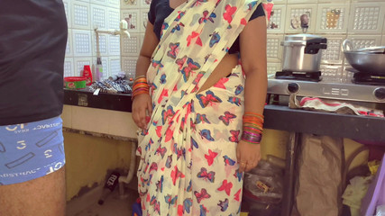 सौतेली माँ को खाना पकाने के काम में मदद की ज़रूरत है