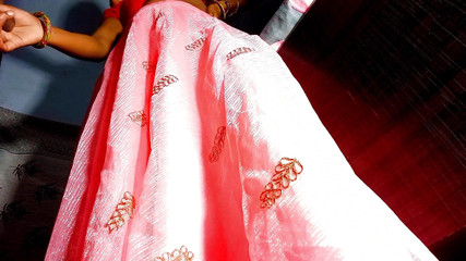 देसी युवा गाँव की भाभी को खड़े-खड़े फुहार सहने के लिए कठिन बकवास प्राप्त होती है