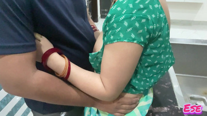 देसी सौतेली माँ ने अपने सौतेले बेटे को उसके जन्मदिन पर आश्चर्यचकित किया