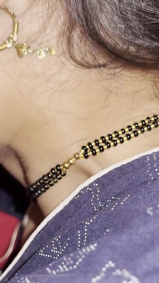 देसी पत्नी बहुत मुश्किल से डिक चूस रही है