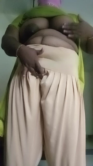 शयनकक्ष में भारतीय स्टेपाउंटी पोशाक