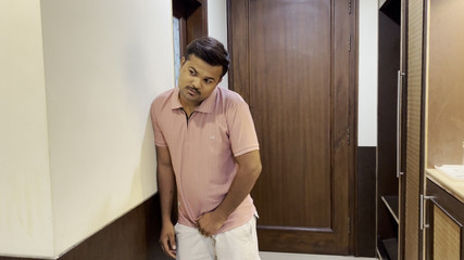 पति ने अपनी पत्नी को धोखा दिया और भाभी के साथ संबंध बनाए