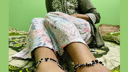 सेक्सी महिला ने अपनी गुलाबी चूत में रस डाला