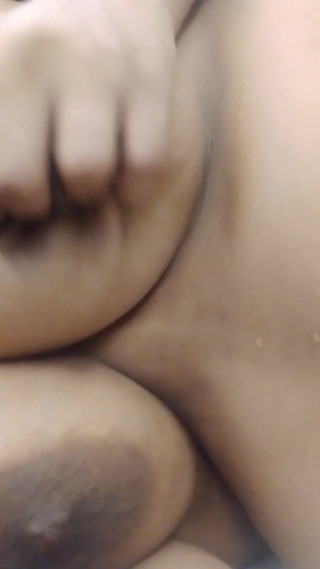 भारतीय गाँव के बड़े स्तन निचोड़ें