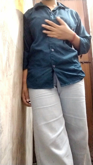 भारतीय हॉट टीन स्टेपाउंटी खुद का आनंद ले रही हैं