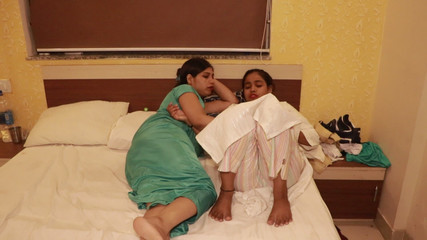 क्यूट इंडियन लेस्बियन ने जोश के साथ अपनी खूबसूरत बड़ी सौतेली बहन को परफेक्ट बॉडी के साथ चोदा