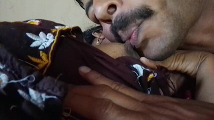 भारतीय होमर के स्तन को उसके दोस्त ने चूसा और मालिश किया