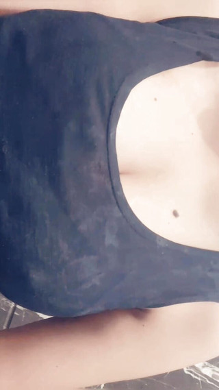 आज एक्सक्लूसिव-सेक्सी देसी भाभी अपने स्तन दिखा रही हैं...