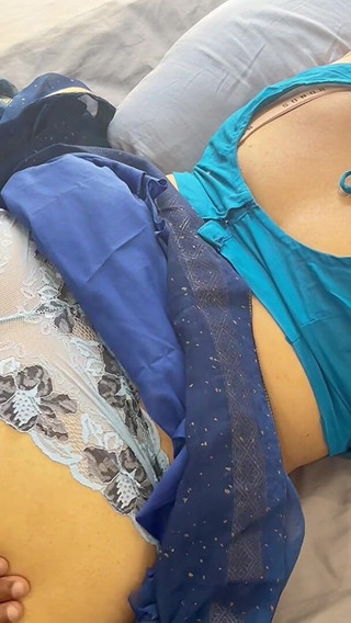 मेरी साड़ी ऊपर उठा दी गई थी - बड़ी गांड की मालिश की जाती है - भारतीय मिल्फ की सबसे हॉट गांड छेड़ना