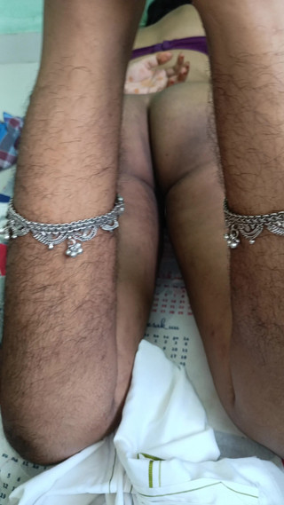 विवाहित सौतेली चाची अपने सहकर्मी के साथ बिस्तर में अपनी प्यारी बिल्ली दिखा रही है