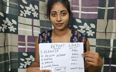 सौतेली बेटी ने एफ अंक प्राप्त किए इसलिए सौतेले पिता ने उसे सिखाया कि अधिक अंक कैसे प्राप्त करें