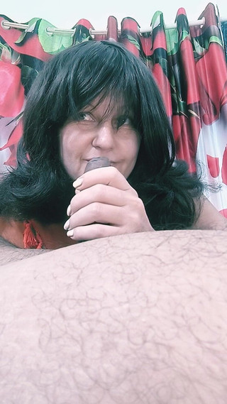 एक खूबसूरत लड़की गांड चाट रही है और खेल रही है।