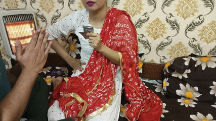 एक आदमी ने पति के सामने एक देसी गृहिणी को चोदा