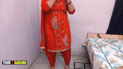 सौतेली माँ इंस्टाग्राम के लिए वीडियो बनाती है और उसका सौतेला बेटा उसकी मदद करता है