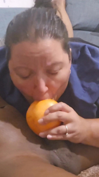 चूसने वाला पति मेरी चूत को चाट रहा है, मुझे जोर से चोद रहा है और दो बार गहरी कमिंग कर रहा है