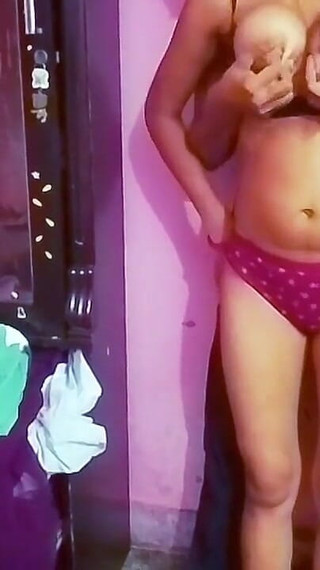 देसी भाभी ने पर्पल साड़ी पहनकर अपने पति को किया खुश