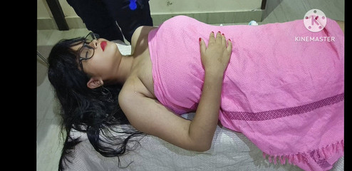 भारतीय लड़की की मालिश