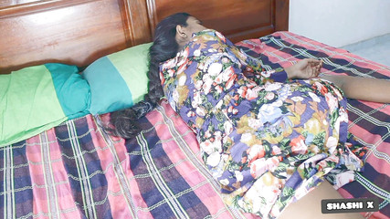 सौतेली बहन छुट्टियों में सौतेले भाई के साथ होटल का बेडरूम साझा करती है