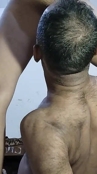 सेक्सी महिला अपने सौतेले पिता के हॉट निपल स्तनों को छोटी सी बिल्ली को चूस रही है