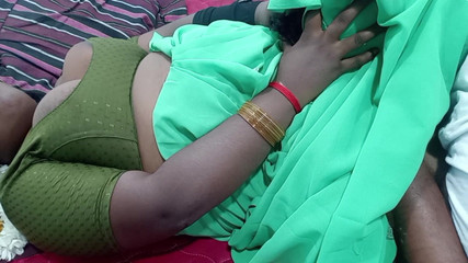 हरी साड़ी हाउस पत्नी बिल्ली चाट संभोग सुख