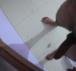 जब मैं पड़ोसी को उसके घर पर चोद रहा था, तभी पड़ोसी की पत्नी और दोस्त आ गई, फिर मैंने पड़ोसी को छुपाया और उसके दोस्त को डॉगी स्टाइल में चोदा