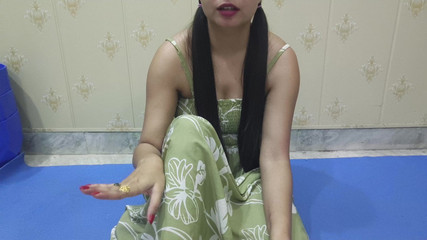 शरारती सौतेली बहन मुख-मैथुन के बाद गर्म सौतेले भाई के साथ फ़्लर्ट करती है