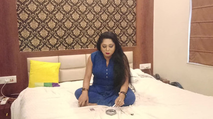 सेक्सी भारतीय हॉट मिल्फ दोस्त को उसके विशाल स्तन और गीली बिल्ली के साथ खेलने देती है