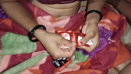 बॉयफ्रेंड का देश है कंडोम पहनना और उसे चूमना