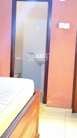 जैसे ही मैंने अपनी पत्नी को चोदा, केएफसी डिलिवरी आदमी ने दरवाज़ा खटखटाया