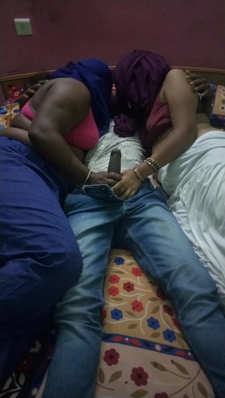 लंड चूसना त्रिगुट गर्म तमिल गंदी बातें