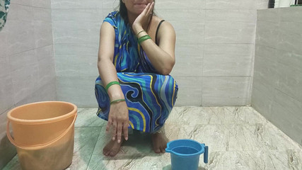 सौतेली माँ सौतेले बेटे को कपड़े साफ करते समय उसे चोदने देती है